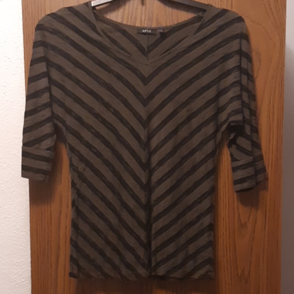 Apt 9 like new ladies 3/4 sleeve, v-neck